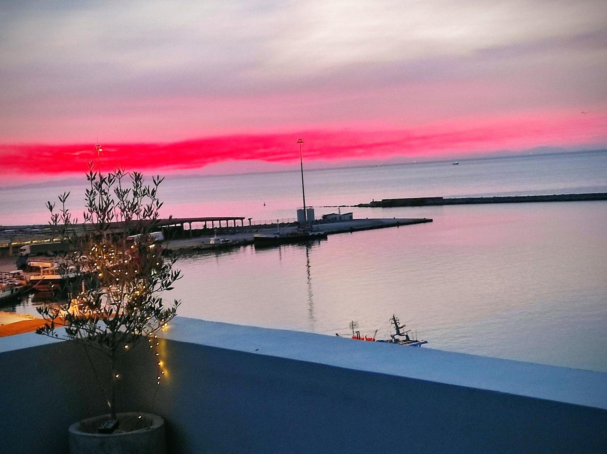 Majestic Penthouse In The Heart Of Patra Apartment Exterior photo